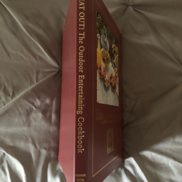 Cooking Club of America Eat Out! The Outdoor Entertaining Cookbook - Picture 3 of 3